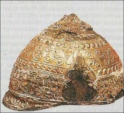 Quel est ce motif décoratif celte, fait de trois jambes ou branches recourbées, qui suggèrent un mouvement giratoire autour d'un centre ?