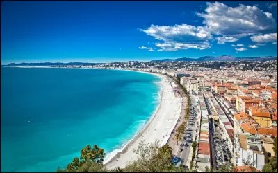 Quelle ville borde la baie des Anges ?