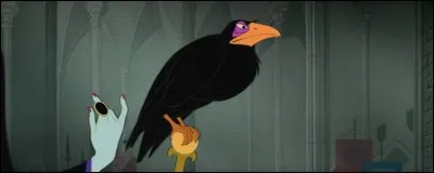 En quoi se retrouve transformé Diablo, le fidèle compagnon de Maléfique dans ''La Belle au bois dormant'' ?