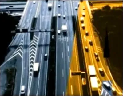 Durant combien de saisons le générique a-t-il eu pour intro une vue depuis une voiture roulant très vite dans un tunnel, suivie de l'image d'un hélicoptère survolant une autoroute ci-dessus ?