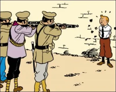 Dans "L'Oreille Cassée", Tintin subit deux exécutions de suite. Qu'est-ce qui empêche de le fusiller la première fois ?