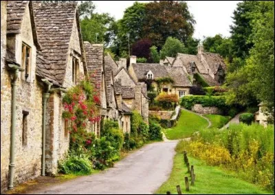 Cette région des Cotswolds est reconnue pour les beautés naturelles de ses vertes prairies. Niché dans un tel cadre, ce pittoresque village de maisons de pierre est le plus fameux d'Angleterre. Quel est son nom ?