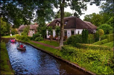 Ce village démontre à quel point les Hollandais sont soucieux de la qualité de leur environnement et à quel point ils aiment vivre avec et sur l'eau.
Ici, on oublie le stress, la voiture et la pollution. Tout se fait à pied ou en bateau. Ce village favorise le flânage : voyez les beaux trottoirs, les belles demeures, la végétation, les petits canaux et les nombreux ponts.
Situez cet endroit.