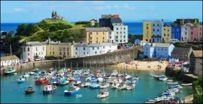 Ce village est protégée des assauts de la mer par de puissants murs de pierres érigés au 13e siècle. Il est tel qu'on le souhaite avec ses pubs et boutiques classiques, ses maisons géorgiennes colorées. Pour vous en donner davantage le goût, le village propose des kilomètres de plages aux douces vagues provenant d'un océan bleu-gris.
Quel est cet endroit où l'on aimerait être ?