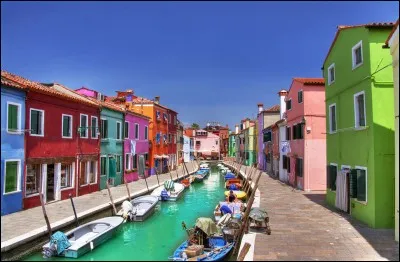On retrouve, au nord de la lagune de Venise, cette l'île connue pour sa dentelle. Cependant, elle est aussi remarquable par ses magnifiques petites maisons colorées qui bordent les canaux de ce village de pêcheurs.
Les maisons sont revêtues de couleurs vives mais la recette est que les habitants suivent un modèle préétabli il y a des centaines d'années.
Où est cet endroit d'une éclatante sagesse ?