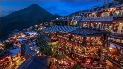 Ce pittoresque village est un ancien village minier dont les ruelles serpentent, se croisent et s'entrecroisent vous laissant l'impression d'être dans un labyrinthe et que le temps perd de son importance. 
Le soir, comme dans un rêve, les promeneurs montent, et descendent, se rencontrent et échangent entre les petites échoppes bordées de lanternes.
Trouvez ce lieu tout droit issu d'un conte.