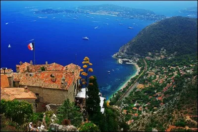 Quel privilège d'être niché entre mer et montagne, entouré de bananiers, de citronniers, d'orangers et de caroubiers. Le village part du bord de mer jusqu'au pied de la ''Grande Corniche''.
À l'entrée du village, on trouve les parfumeries Fragonard. Quel est ce village ?