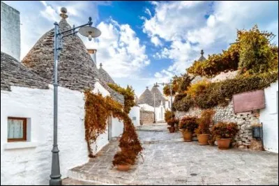 Ce singulier village, niché dans les Pouilles, est une véritable agglomération de 1 500 Trulli, ces édifices circulaires avec un toit conique sans charpente.
Comment nomme-t-on ce hameau qu'on trouve au sud de l'Italie, au sommet du talon de la botte ?