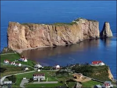 Village gaspésien qui donne sur la rive sud du golfe du Saint-Laurent, face du rocher éponyme très photographié. Pensez passer voir les 110 000 fous de Bassan en allant se promener sur l'Île Bonaventure. De partout on voit les jets des grandes baleines.

Je vous recommande d'y essayer le saumon fumé et le homard, frais du jour. Le trajet se fait de Montréal en train et c'est magnifique.
Situez-le.