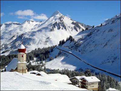 C'est une commune touristique de 313 habitants. En 2009, la liaison avec Mellau par la construction de la « Gipfelbahn », des télécabines de 8 places, sur une ligne de 1 851 m de long, a augmenté la taille du domaine skiable, qui compte 109 km de pistes. La région est déjà renommée pour ses chutes de neige : 9,3 m de neige en 2006.Quel est le nom de ce village autrichien ?