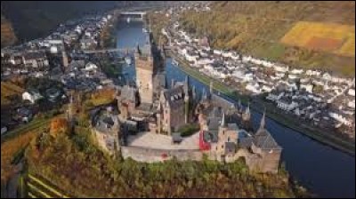 La ville est située dans un site remarquable, caractérisé par ce château qui domine une colline plantée de vignes au bord de la Moselle. Quel est ce village hors du commun, dont le château fût successivement le siège des comtes Palatins, la demeure impériale de la dynastie des Hohenstaufen et la propriété des Princes-Électeurs et des archevêques de Trèves ?
