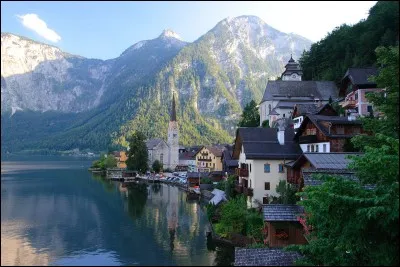 Cette ville jouit d'un paysage de carte postale où de gigantesques montagnes surgissent abruptement d'étroites vallées. De longs siècles d'exploitation minière de sel a donné à cette ville la prospérité que l'on admire dans son architecture baroque.
Nommez ce site du patrimoine culturel de l'Unesco.