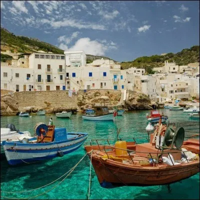 Italie, Méditerranée, Sicile, île, on a déjà une image claire de la vie de ces quelques 208 habitants, en 2011. Le village est composé d'un petit nombre de maisons situées près d'un petit port.
L'île est privée de routes mais ils ont fait un petit compromis pour un petit tronçon asphaltée qui conduit à la Playa...
Il faut situer l'endroit :
