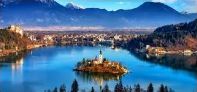 Cette chapelle est au centre d'un superbe lac aux eaux d'émeraude comme des miroirs. Le village est entouré de collines verdoyantes : la vue, qui s'étend jusqu'aux cimes neigeuses, est un enchantement.
Le musée et le château sont adossés à la falaise.
Quel est cet endroit de rêve ?