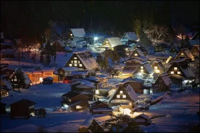 Classées à l'Unesco, ces maisons traditionnelles aux toits pentus de chaume sont des habitations séculaires dans ces Alpes japonaises. La neige ne s'accumule pas et les toits sont capables de supporter les fortes chutes hivernales.
Trouvez l'endroit où des familles entières partagent la même vie sur plusieurs niveaux, dans des maisons chauffées par des foyers placés au centre du rez-de-chaussée.