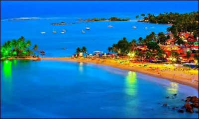 Ici, on vous offre des plages aux eaux claires et au sable blanc et des palmiers au-delà de la "mata atlântica" ou forêt atlantique. Précisons qu'il n'y a pas d'automobile donc l'atmosphère est paisible et relaxante. 

Il n'y a qu'un seul tracteur qui traverse le village tous les jours et c'est pour ramasser les ordures.
Où pouvez-vous donc vivre dans cette ambiance de paix ?