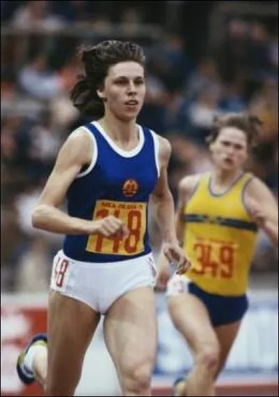 Quel est le record du monde du 400 mètres femmes ?