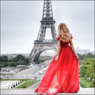 Dans quelle chanson de Pascal Obispo, une femme est-elle comparée à la tour Eiffel ?