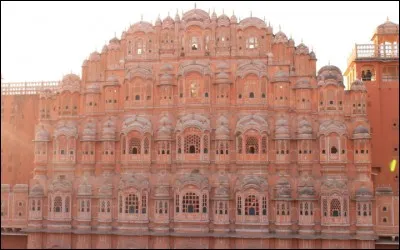Quelle ville est surnommée 'La ville rose' en Inde ?