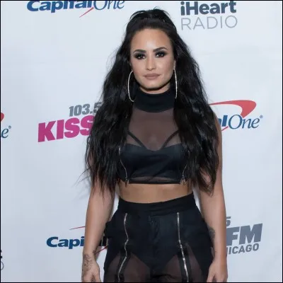 Demi Lovato chante...
