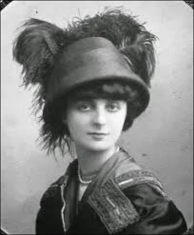 Avril 1933 : Pour quelle activité Anna de Noailles est-elle restée célèbre ?