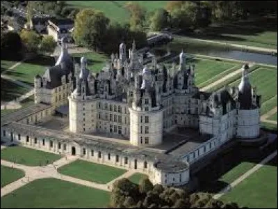 Lequel de ces châteaux était avant tout destiné à devenir la résidence de chasse de François 1er ?