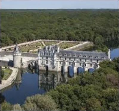Sur quel cours d'eau est bâti le château de Chenonceau ?