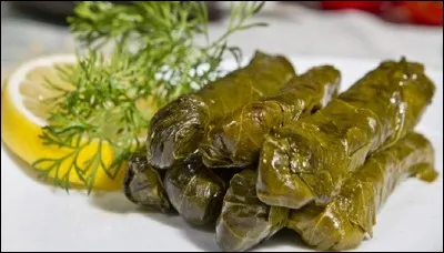 De quel pays les feuilles de vigne farcies au riz et aux légumes sont-elles est un plat emblématique ?