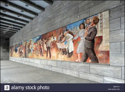 Qui est le réalisateur de cette mosaïque imposante ?