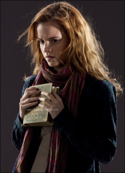 Dans ''Harry Potter et les reliques de la mort partie 1'', quel objet Albus Dumbledore lègue-t-il à Hermione Granger ?