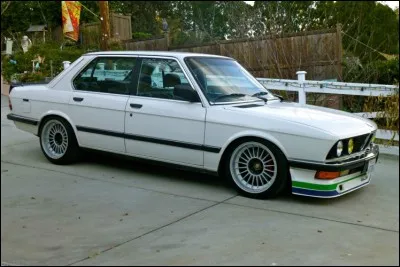 Laquelle de ces firmes est un constructeur allemand qui fabrique en petite série des voitures haut de gamme, sur des bases de BMW ?