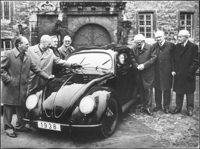 Qui a ordonné la conception de la première voiture du peuple ? (VW)
