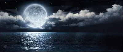 La Lune émet de la lumière.