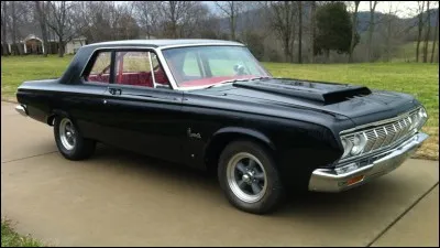 Allons au pays de la d&eacute;mesure. Cette voiture pr&eacute;c&egrave;de la Fury I aux &Eacute;tats-Unis ou la Fury II au Canada. Quel est le nom de cette auto ?