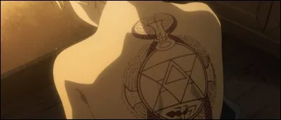 Quel secret détient Riza Hawkeye dans son dos ?