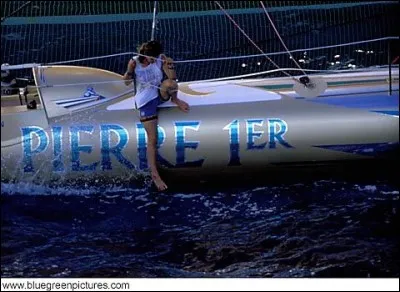 Sur un voilier, on ne dit jamais ''corde'' mais ''bout'' ! Florence Arthaud avait un trimarant sans bouts et il y avait toujours un mât a changé sur Pierre 1er.