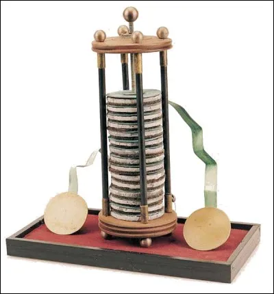 Par qui la pile électrique fut-elle inventée en 1800 ?