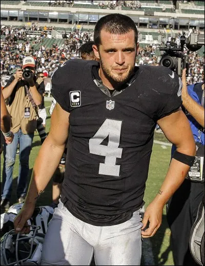 Quel est le salaire de Derek Carr ? (Football américain)