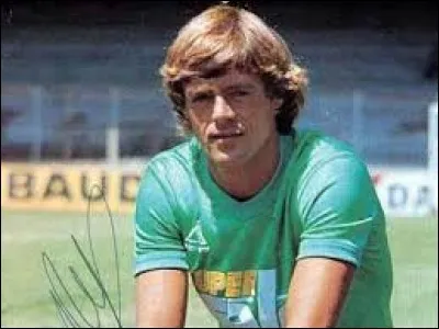 Mickey 3D est un groupe qui voue une grande admiration à Johnny Rep un joueur de l'AS Saint-Étienne des années 80. Quelle était sa nationalité ?