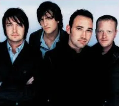 Starsailor chante ''Four to the Floor'' accompagné de nombreux instruments d'un orchestre symphonique. Quel est celui qui est donc absent de leur clip ?