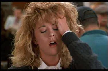 Elle simule trs bien l'orgasme en plein resto, c'est ...