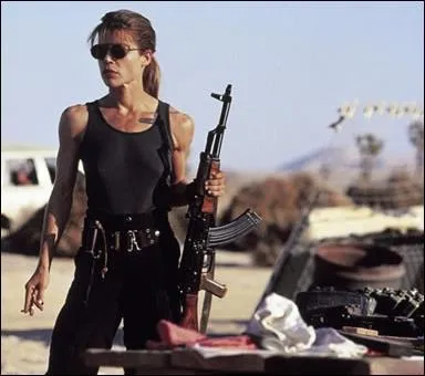 Chasse par le Terminator, son fils est John Connor et elle c'est ...