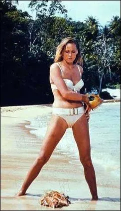 La 1re James Bond girl immortalise par Ursula Andress est ...