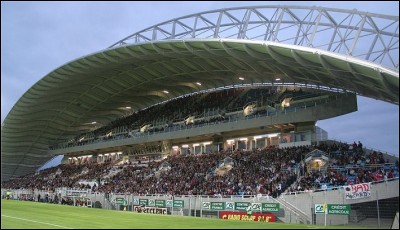 La capacité du stade Geoffroy Guichard (Saint-Étienne) par rapport à celle du stade de la Meinau (Strasbourg)...