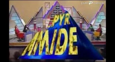 Qui présentait le jeu "Pyramide" dans les années 90 ?
