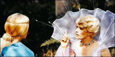 Dans le "Peau d'Âne" de Jacques Demy, dans quel véhicule arrive la fée à la fin du film ?