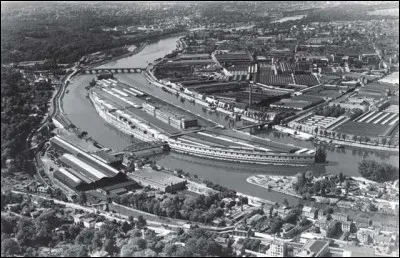 'L'île Seguin' sur la Seine est indissociable de quel grand constructeur automobile français ?
