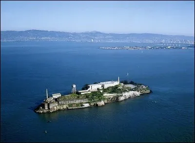 L'île d'Alcatraz est située dans la baie de quelle ville américaine ?