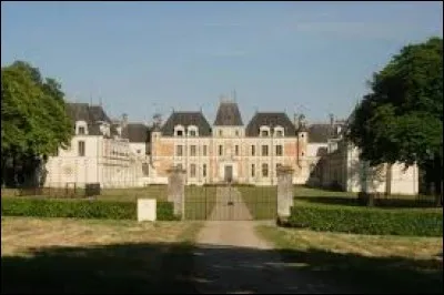 Je vous propose de partir à la découverte du château de Clermont, dernière demeure de Louis de Funès, au Cellier. Ville des Pays-de-la-Loire, elle se situe dans le département ...