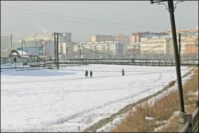 Cette ville russe de 300 000 habitants, bordée par la Léna, est l'un des principaux centres de Sibérie. Elle est considérée pour être la ville la plus froide du monde, avec des températures en janvier régulièrement inférieures à −40 °C. C'est :
